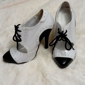 Ellie size 5.5 black and white Oxford heels